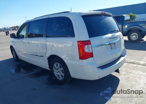 2011 Chrysler Town & Country Touring z USA, uszkodzony, nr VIN 2A4RR5DG3BR611547